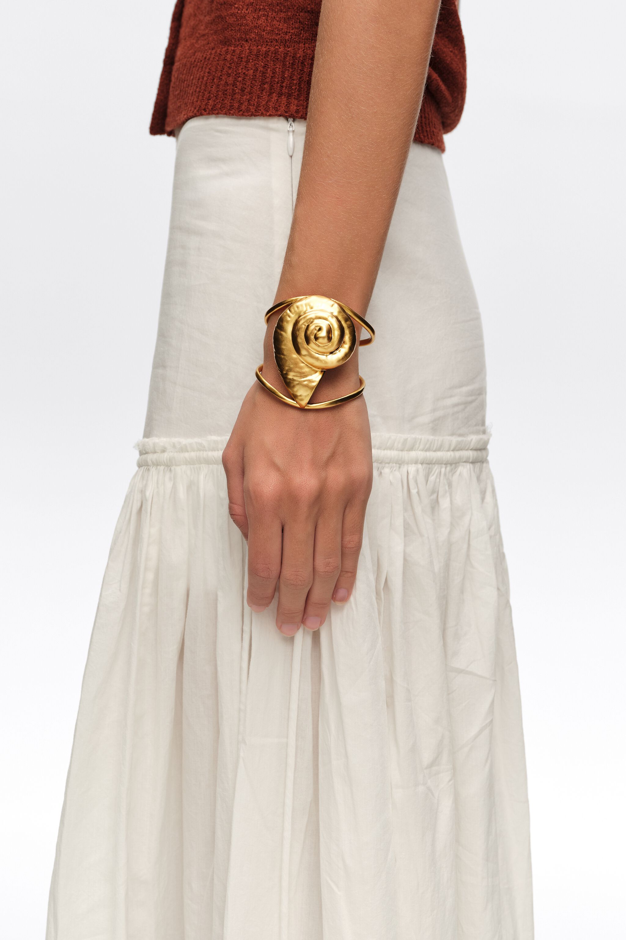 Aged gold seashell bracelet