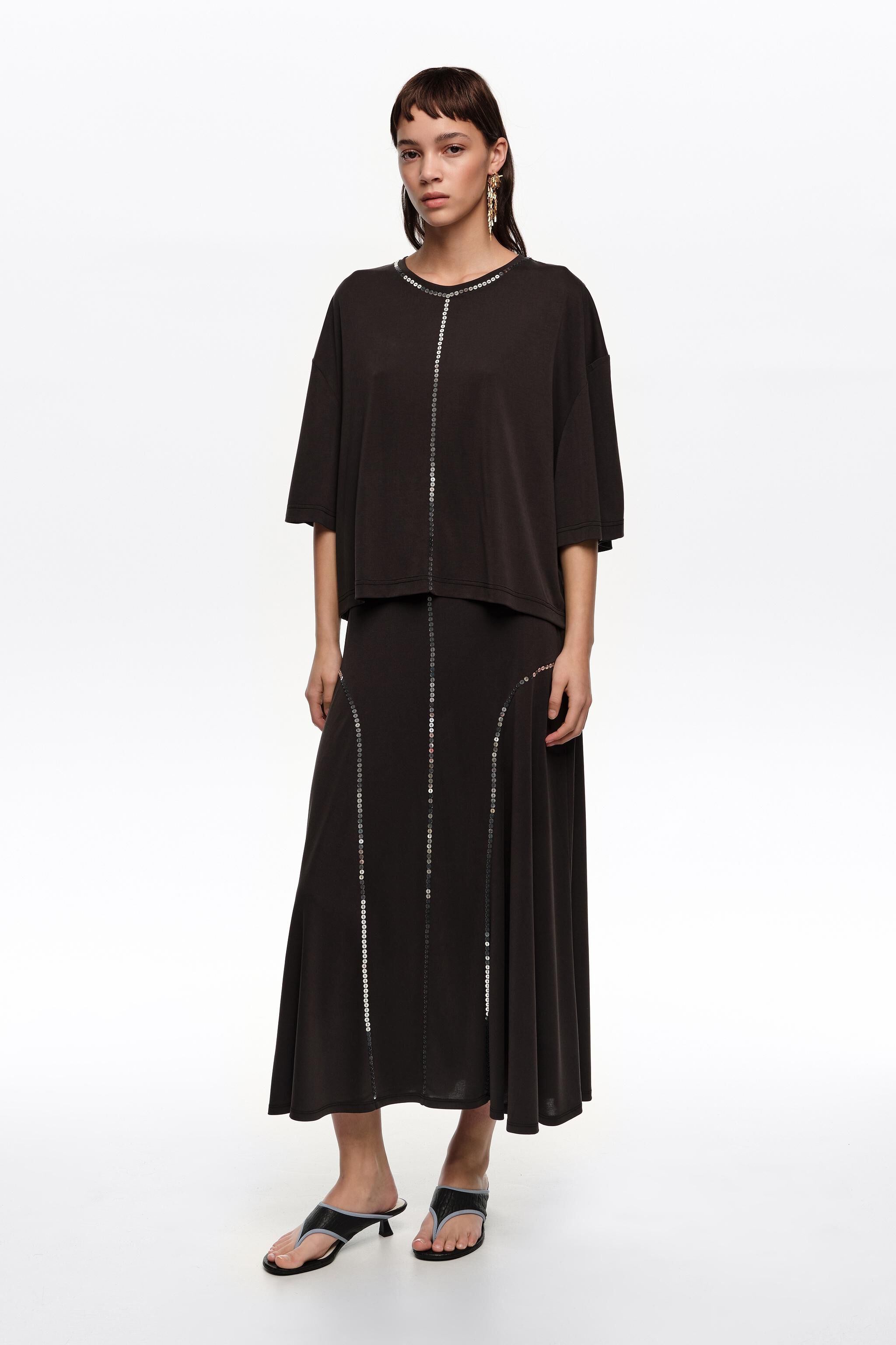 Faded black fluid skirt with sequins