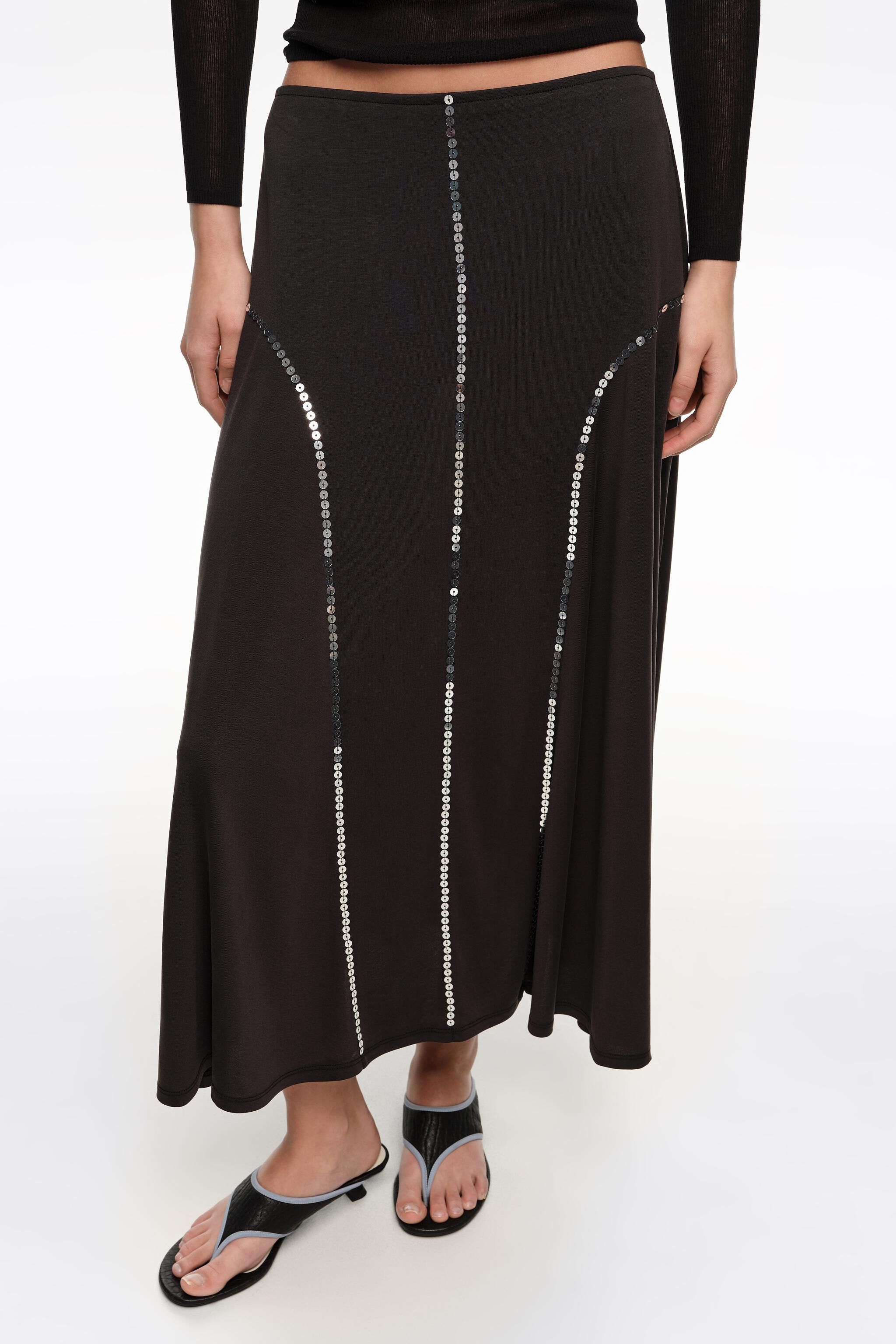 Faded black fluid skirt with sequins
