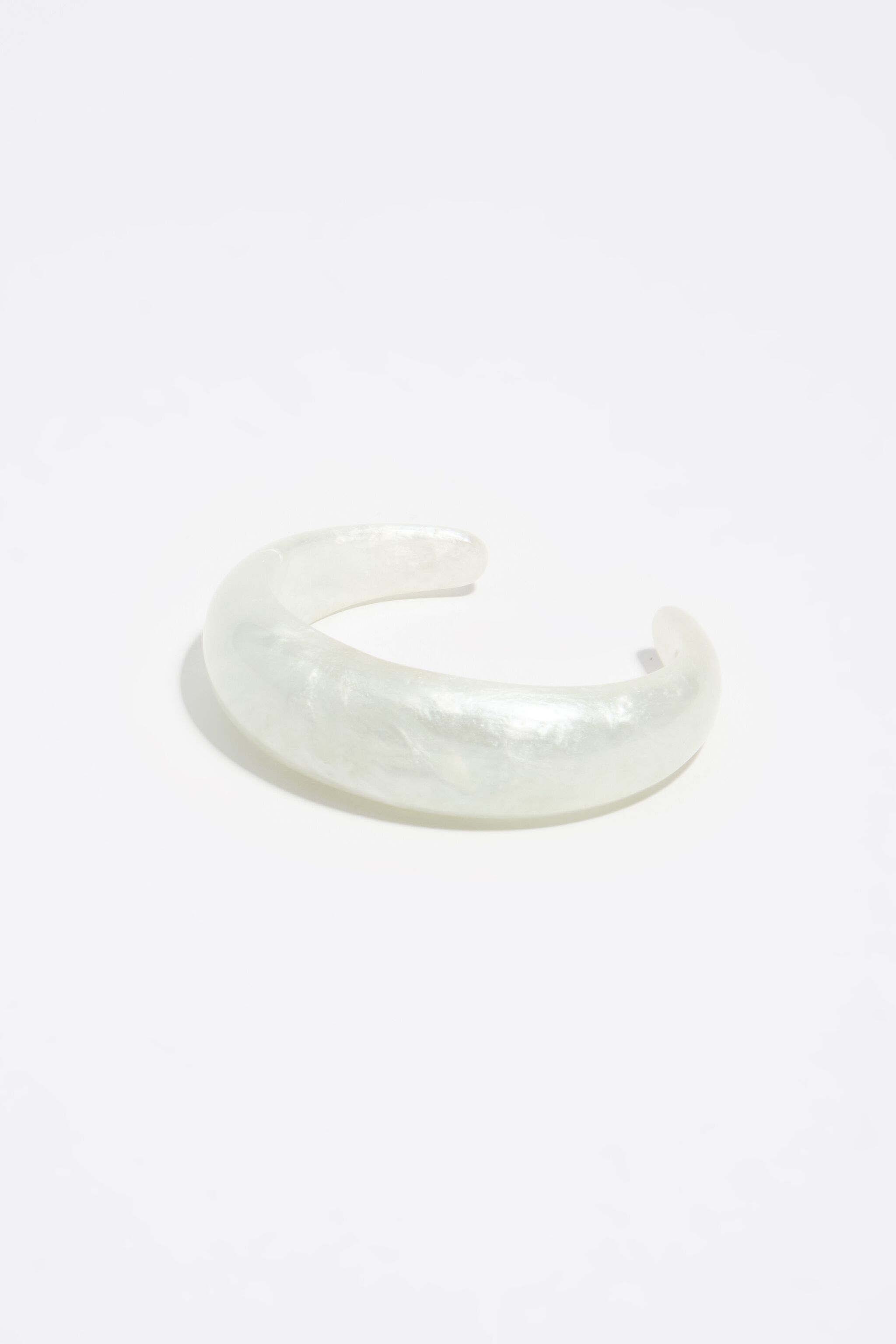 Mother-of-pearl effect resin bracelet