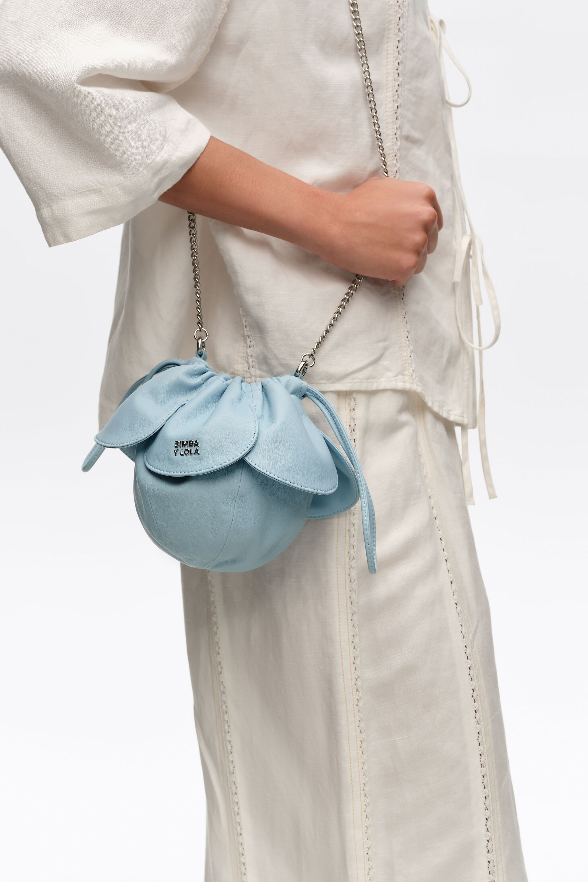 Sky blue leather Pétalo bag