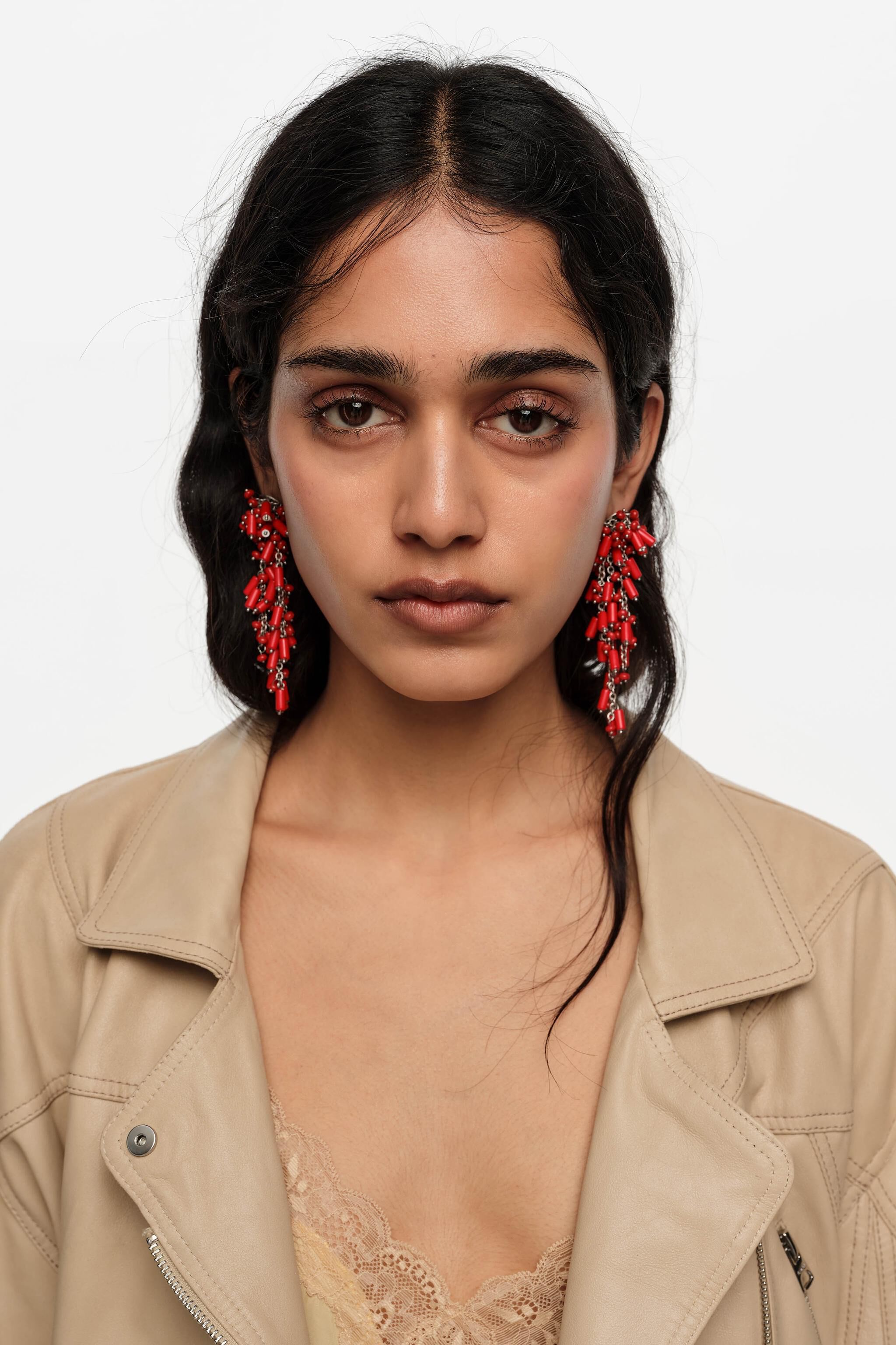 Chain earrings with coral beads