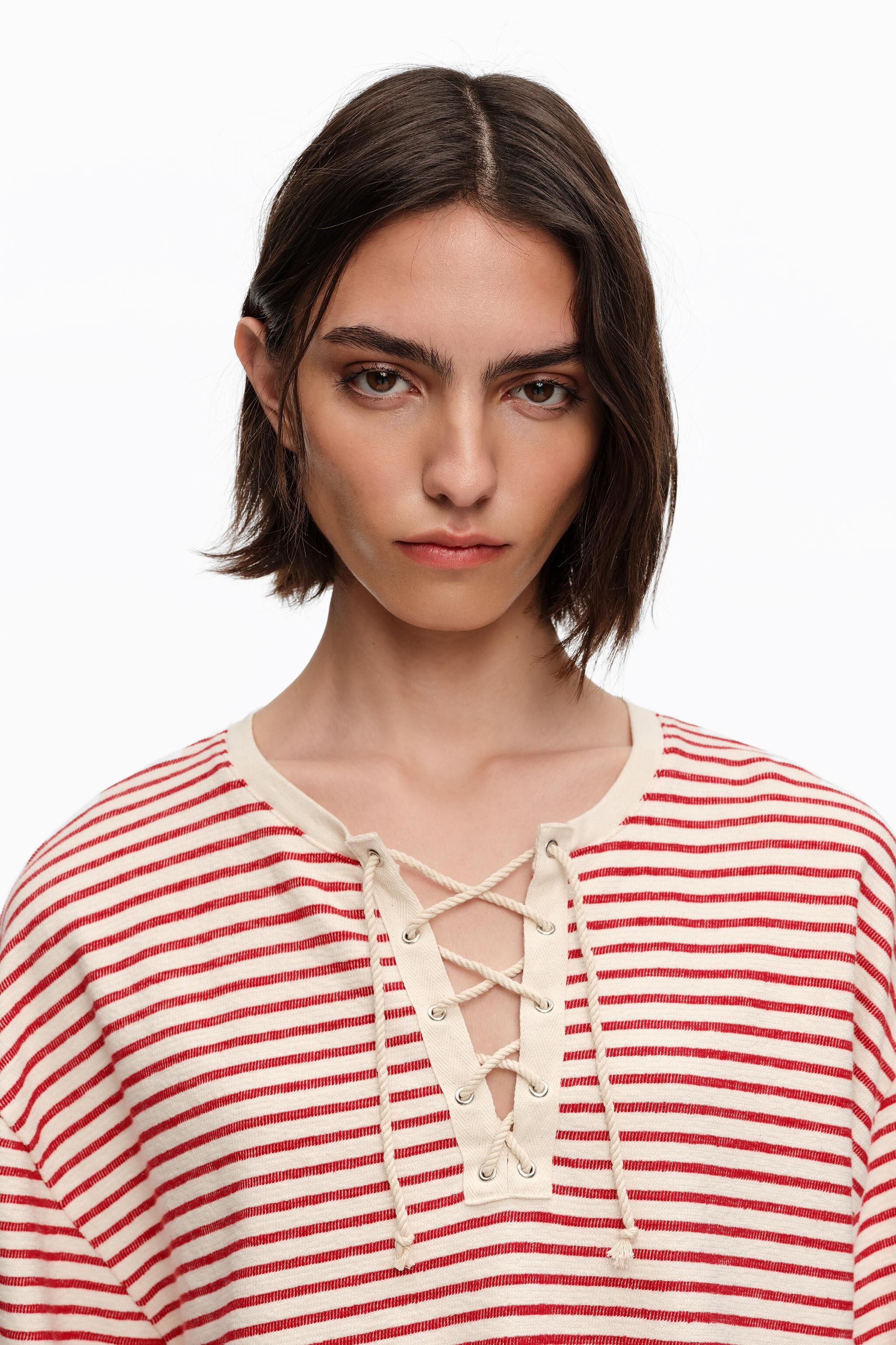 Red striped adjustable crew neck T-shirt