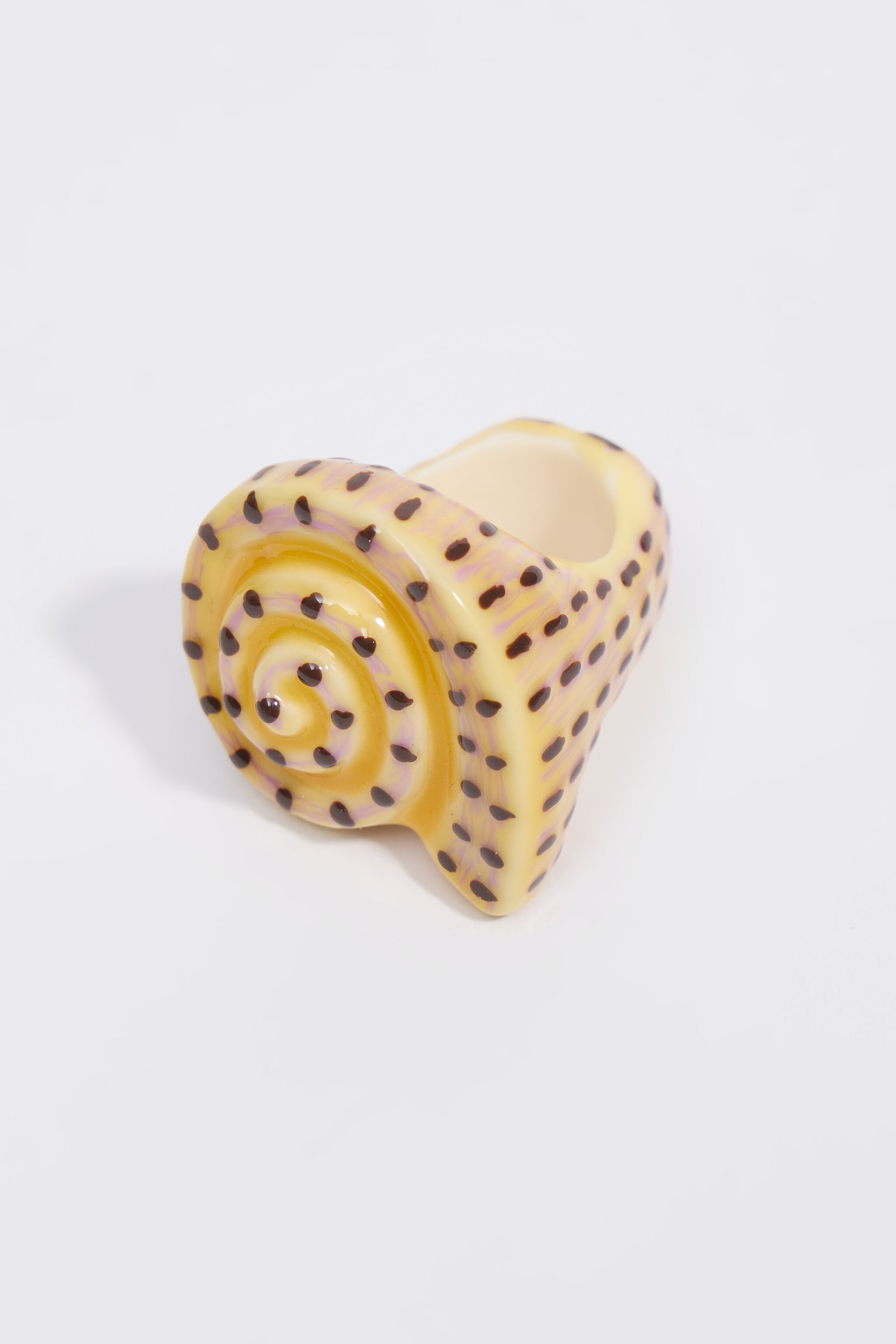 Enameled resin seashell ring