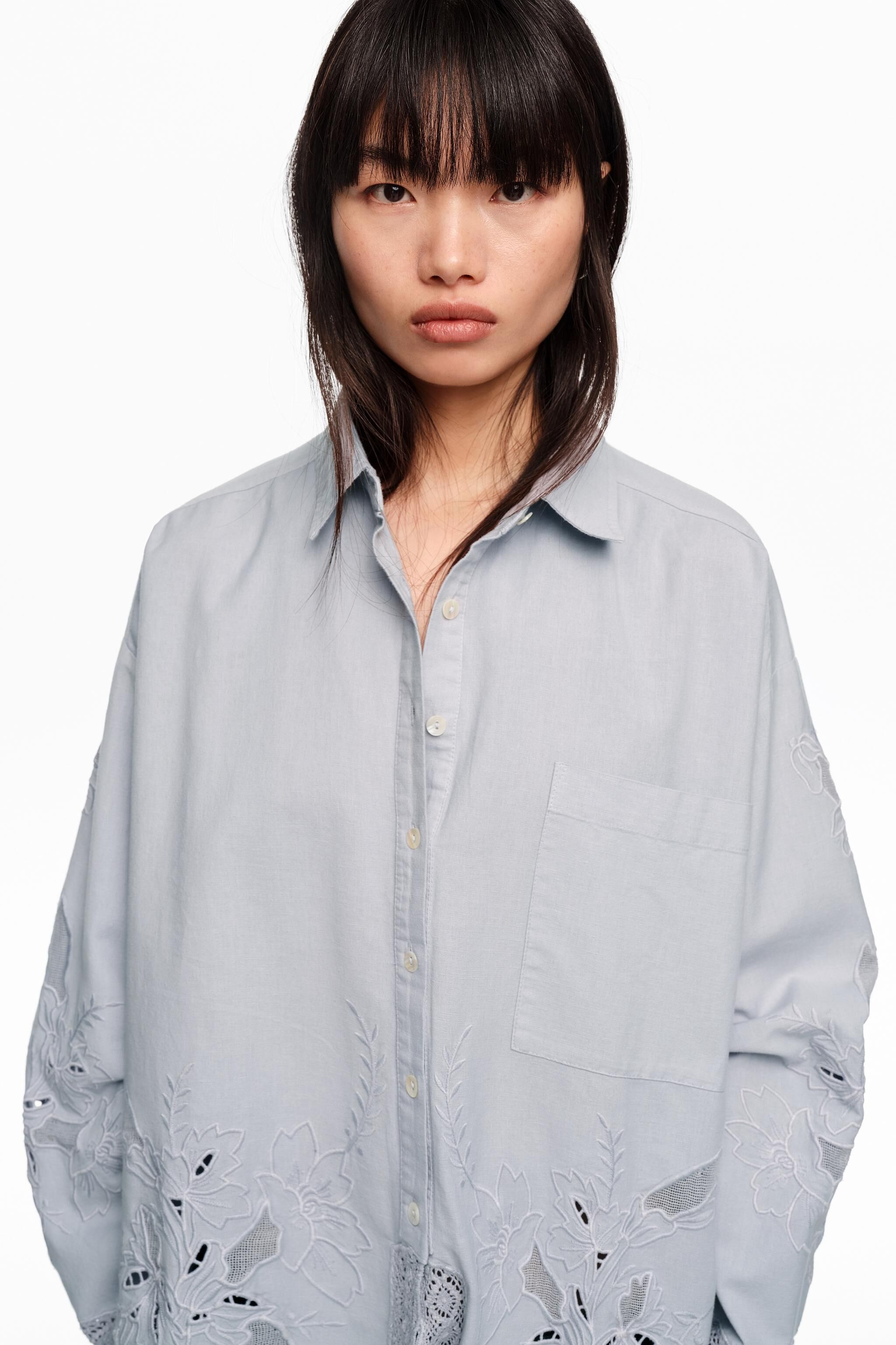 Straight-fit light blue shirt with embroidery
