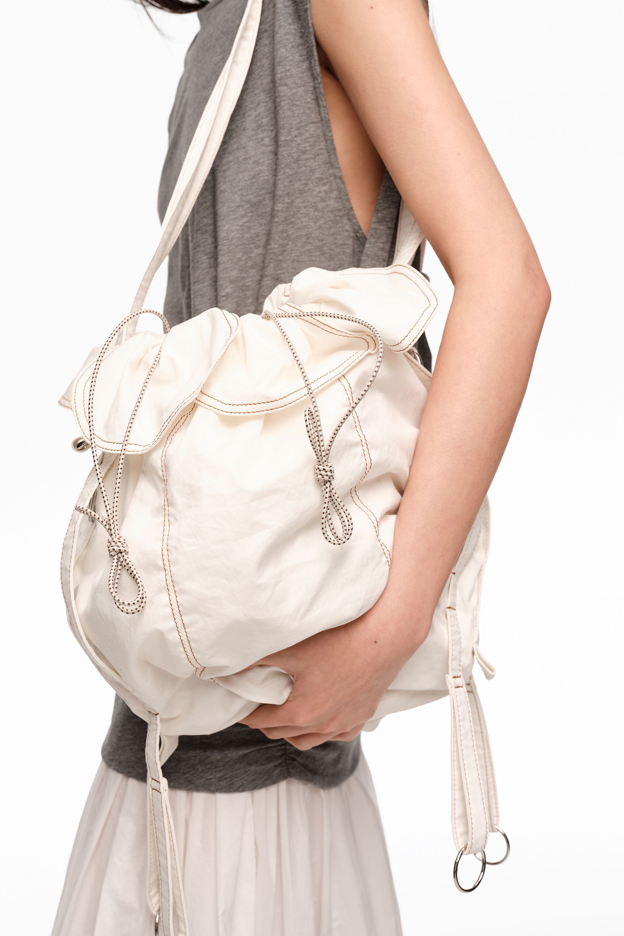 White woven large Pétalo bag