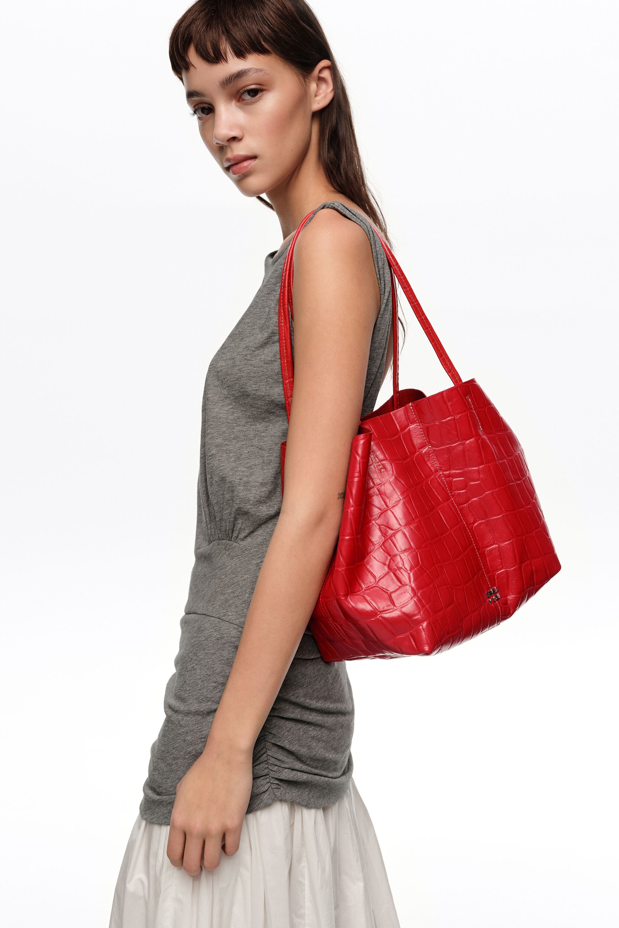 Medium leather shopper bag in red crocodile embossed