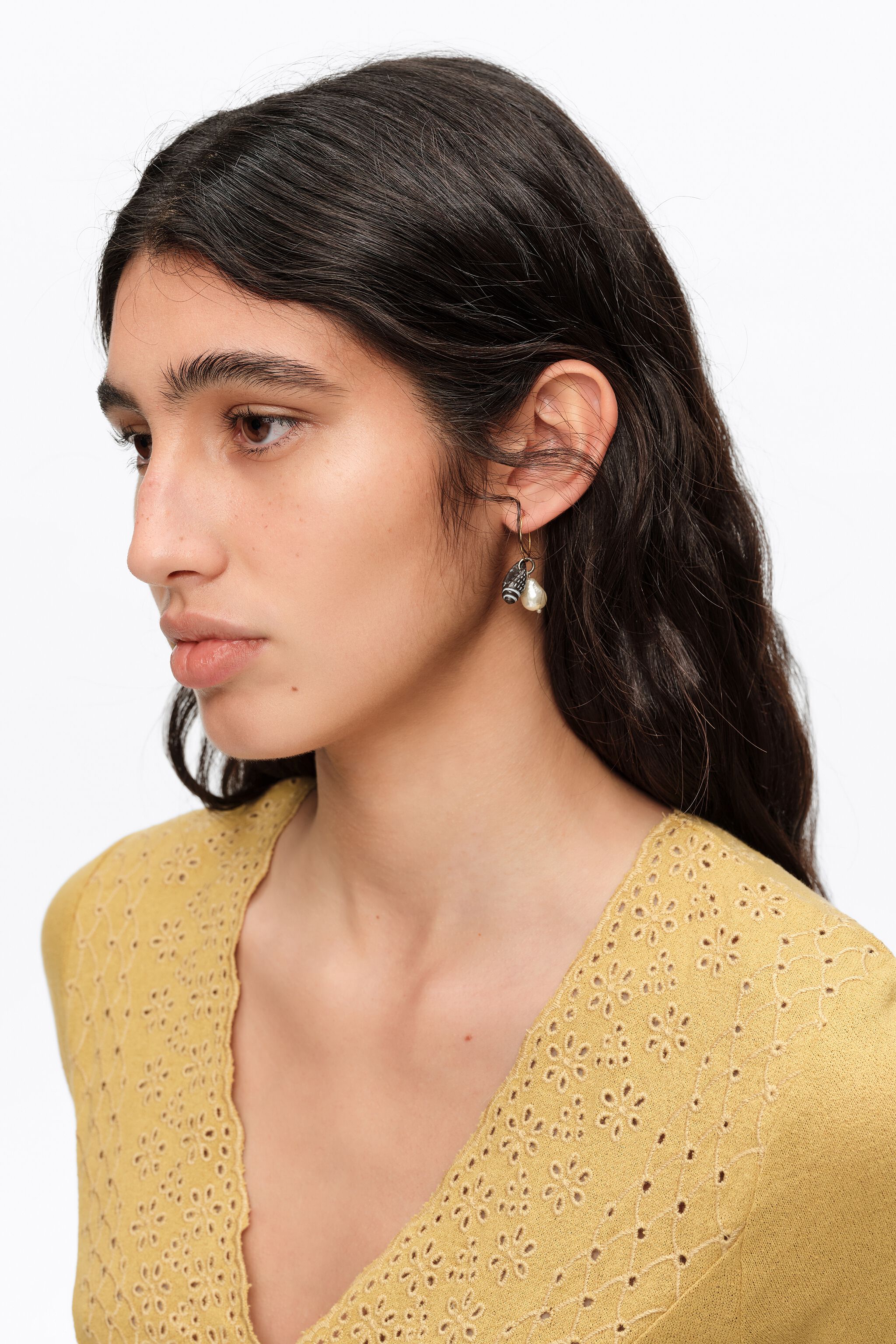 Seashell and pearl golden hoop earrings