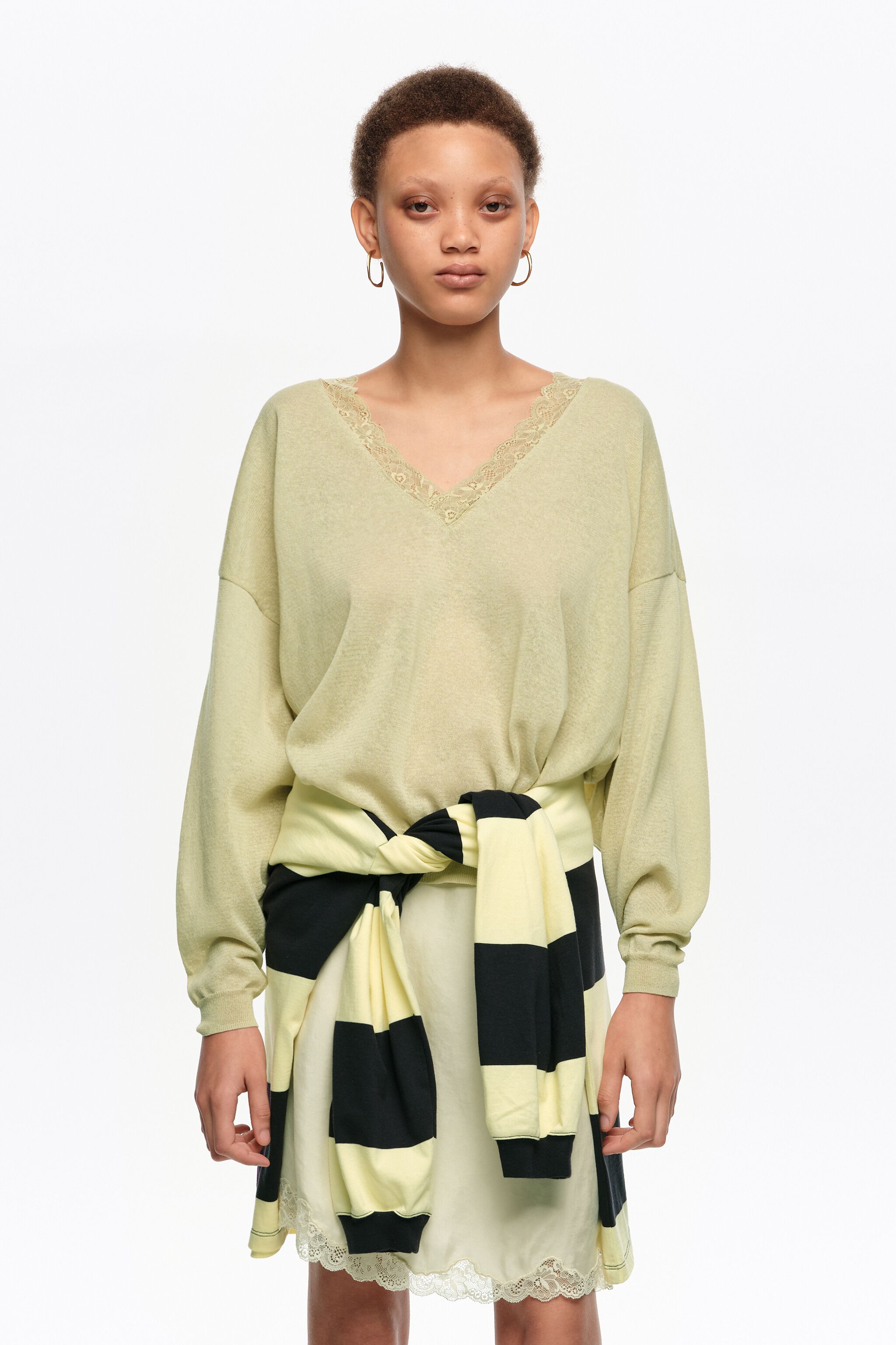 Light green short sweater in cotton linen and lace
