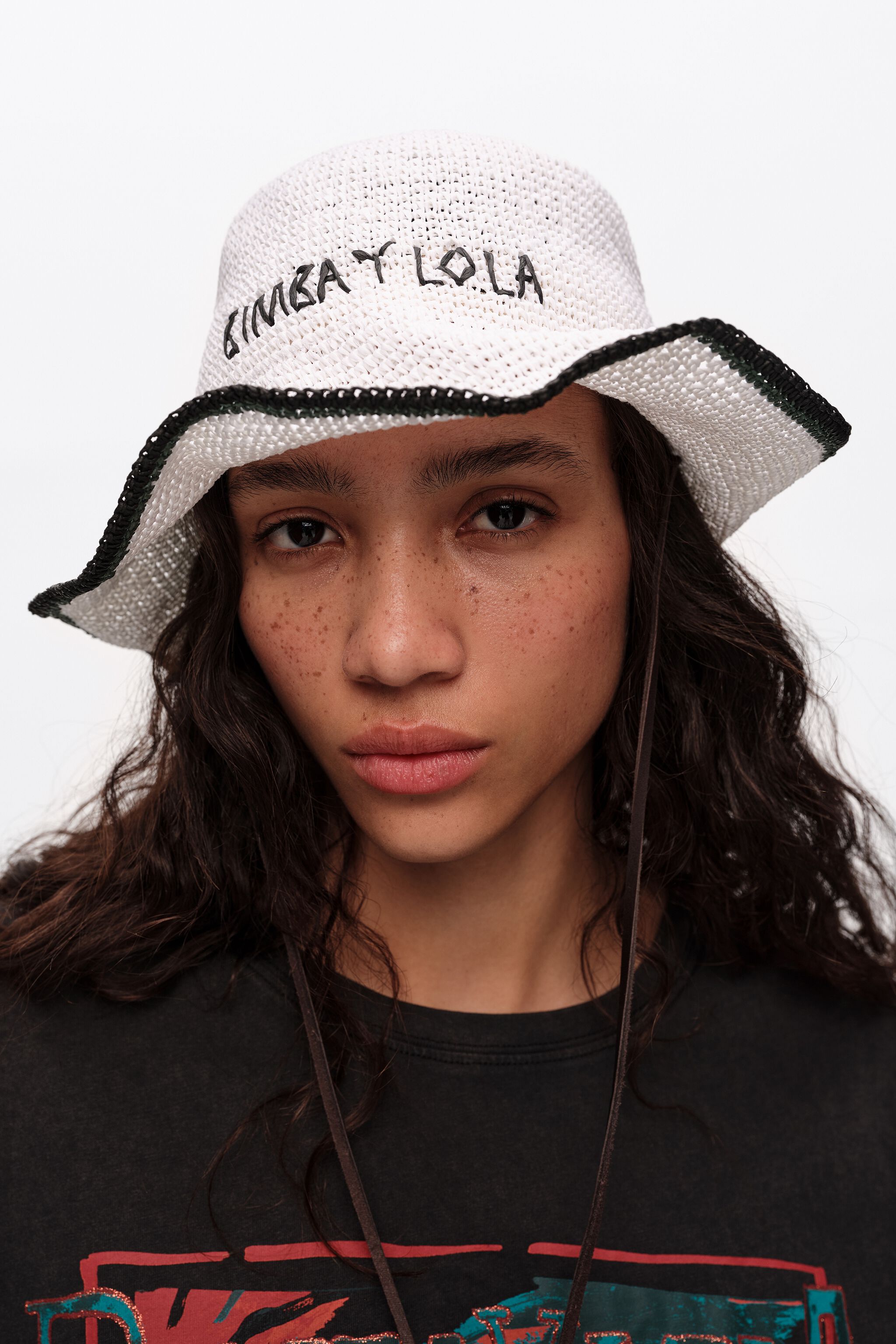 White raffia-effect hat