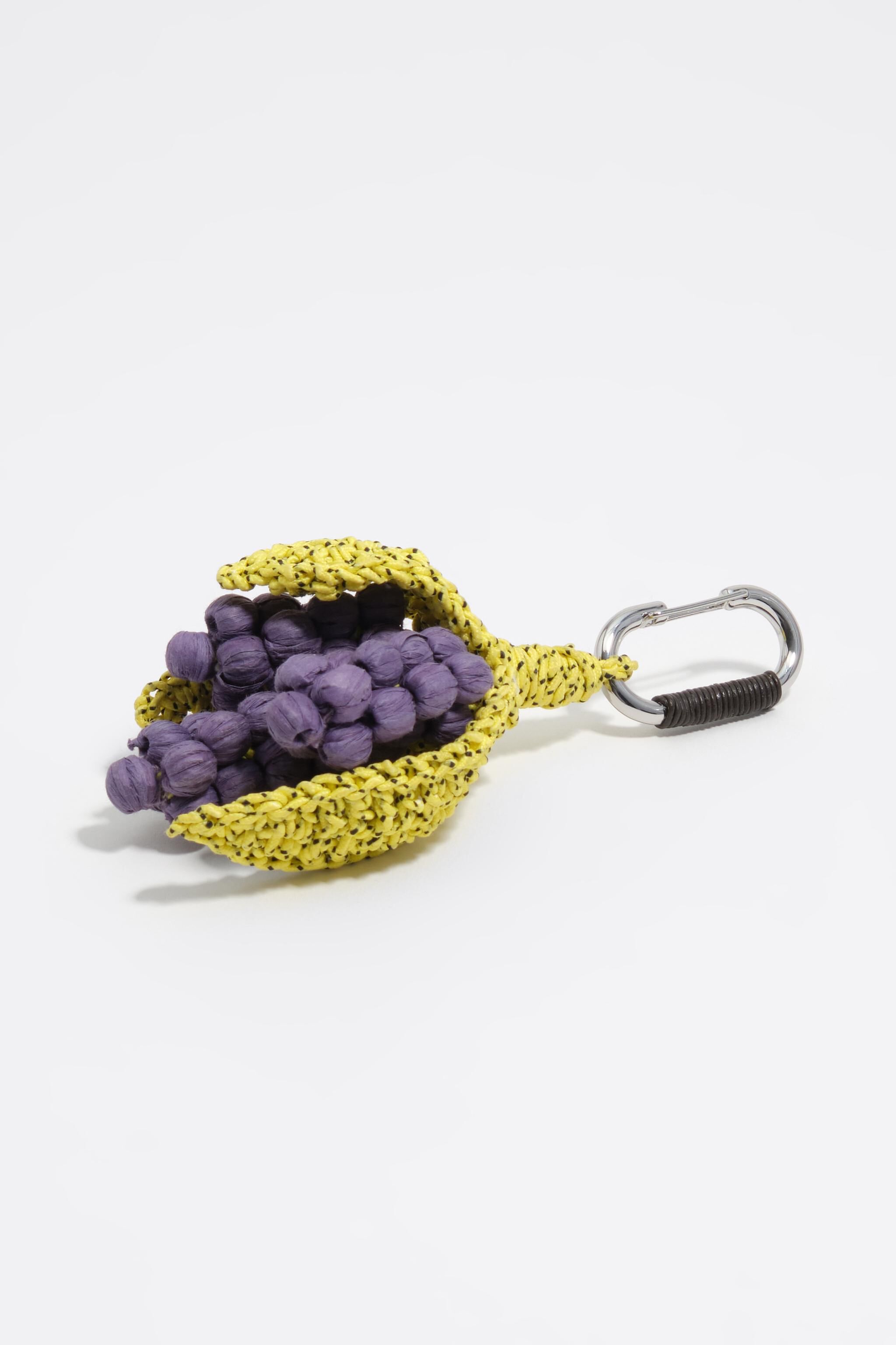 Raffia-effect key ring with grapes rope