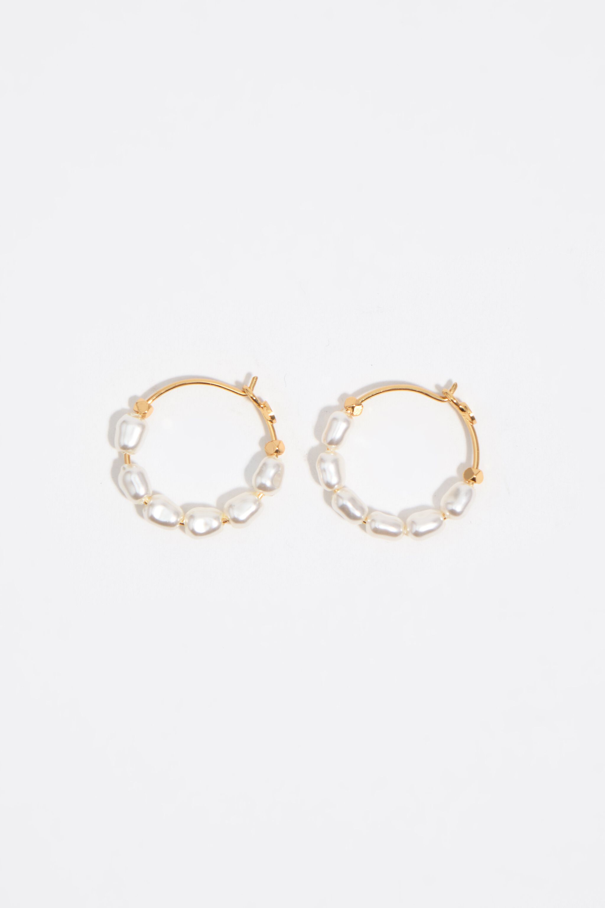 Pearls and chains golden hoop earrings