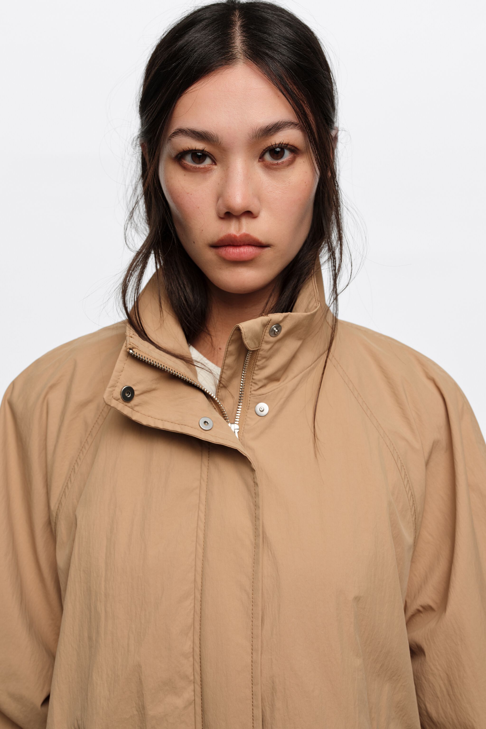 Short, camel fluid high neck trench