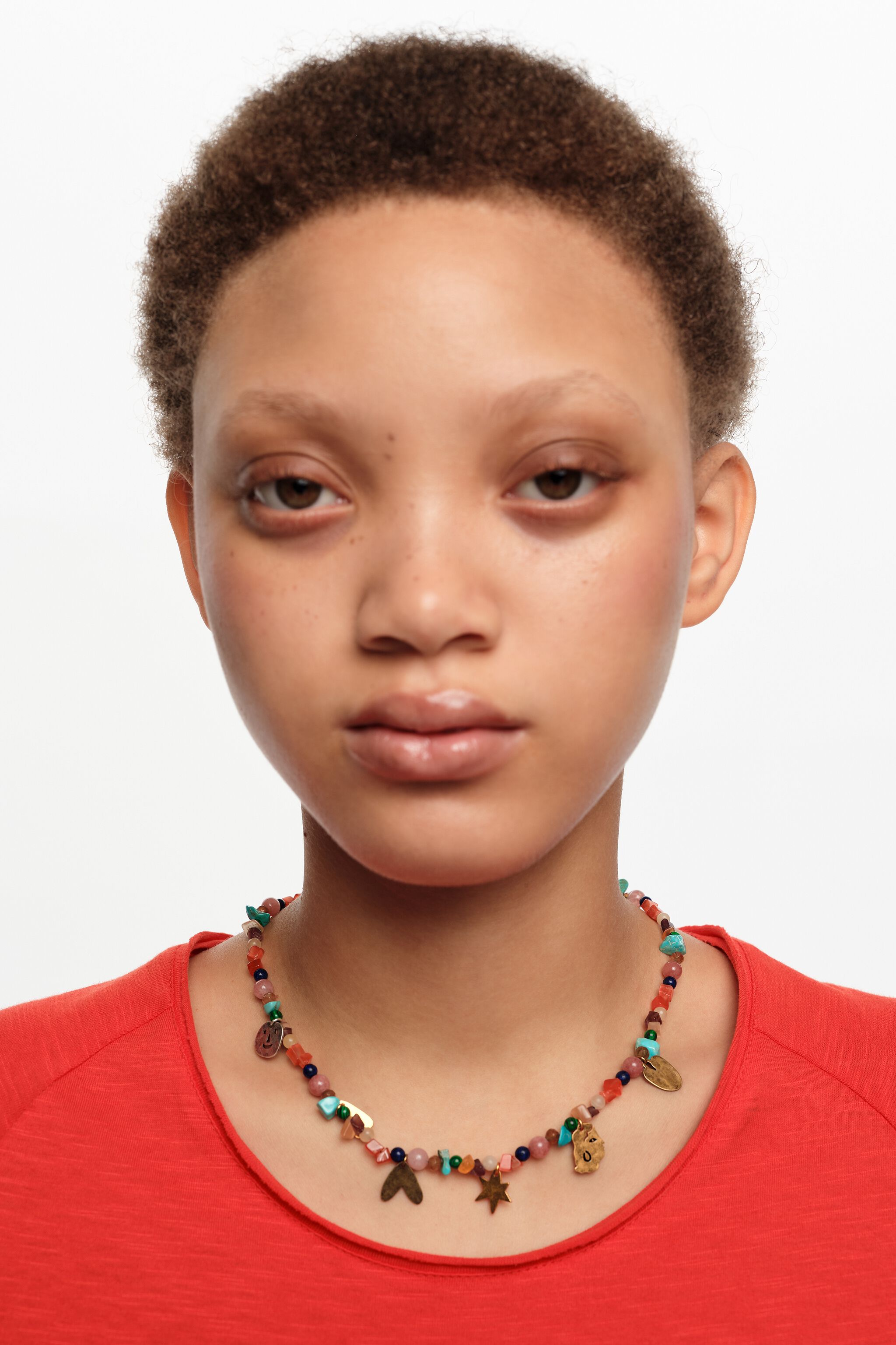Necklace with metal silhouettes and multicolor stones