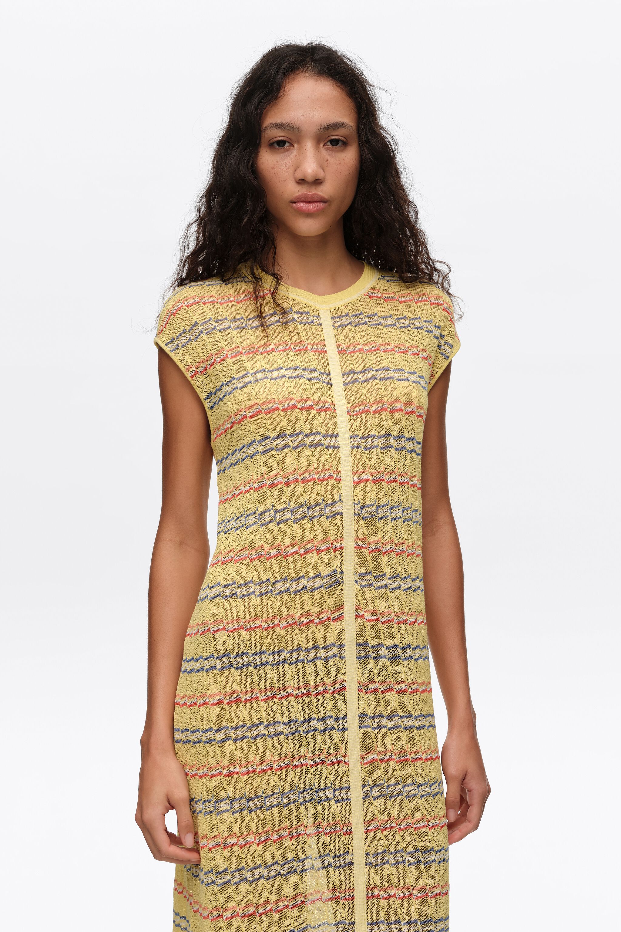 Sleeveless yellow knit dress with fringing