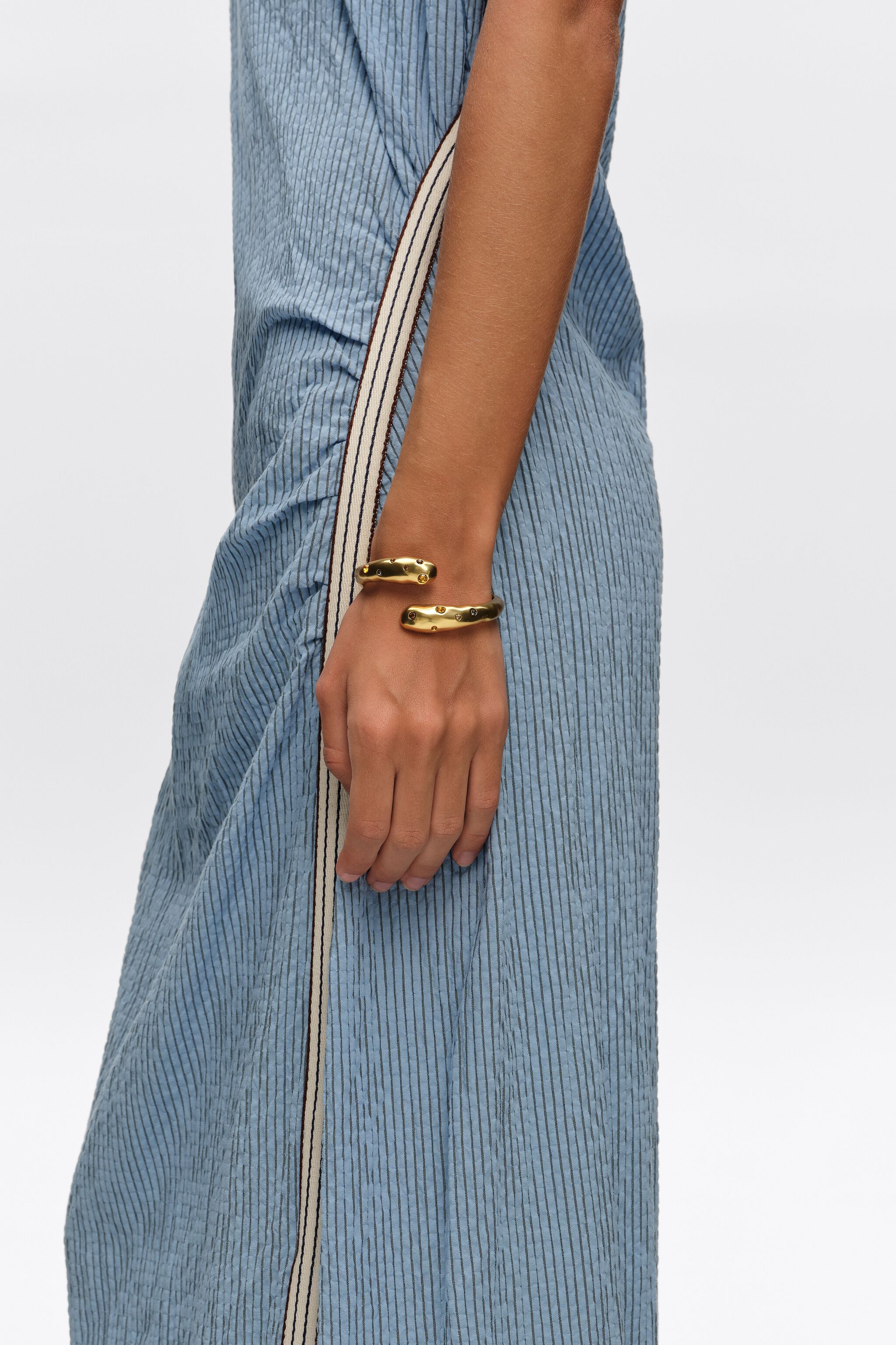 Matte gold textured criss-cross and crystals bracelet