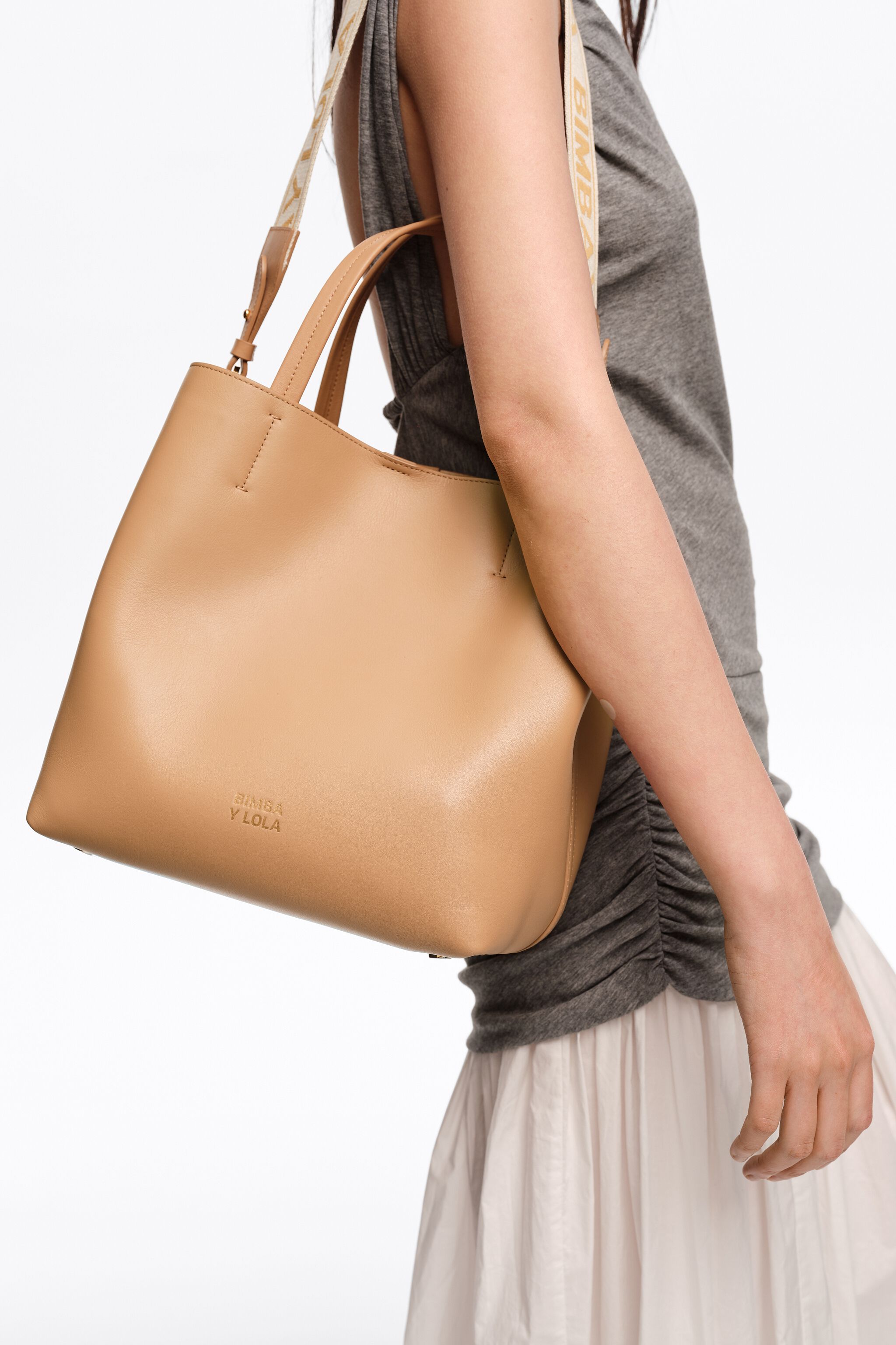 Hazelnut large leather Chihuahua bag