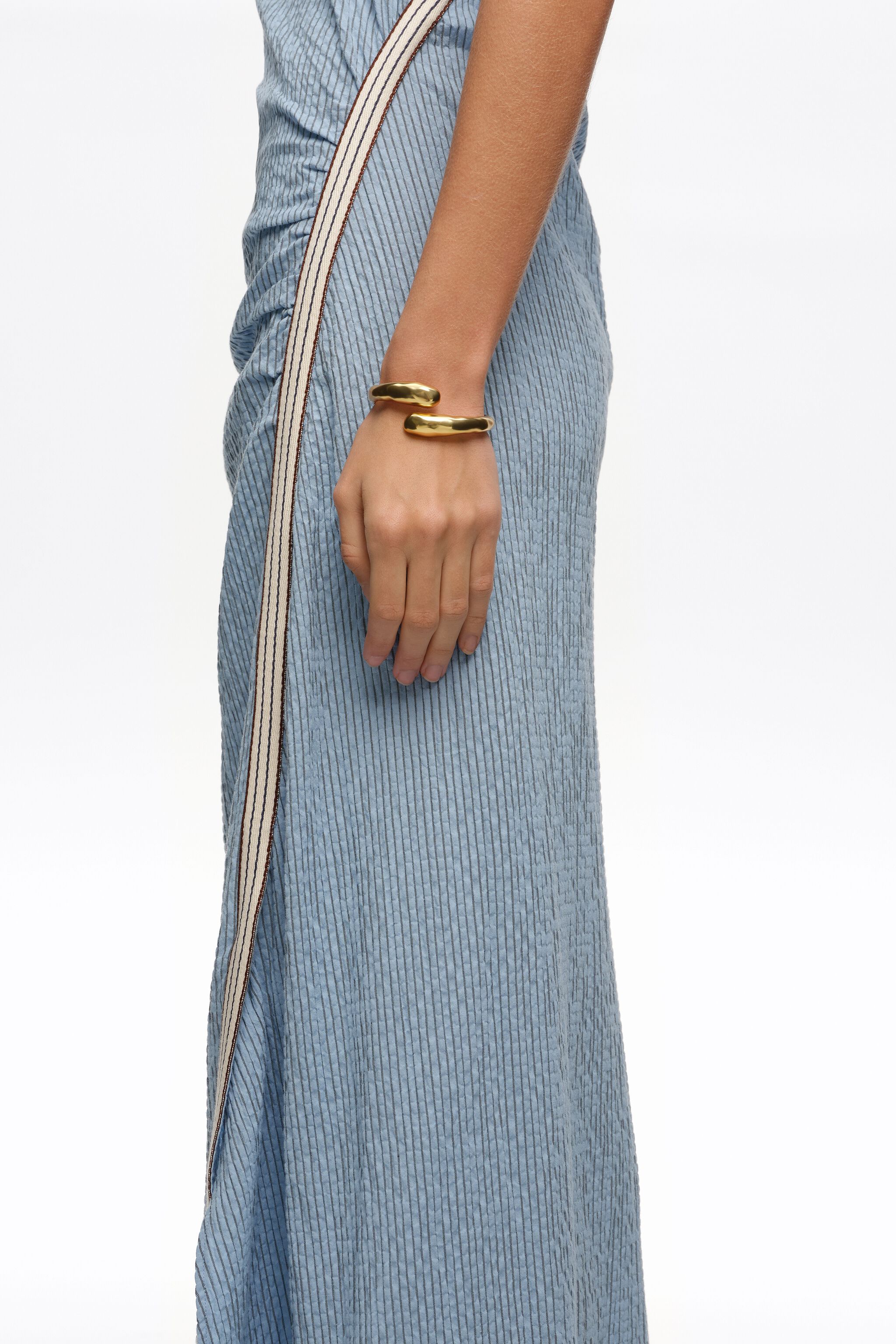 Matte gold textured criss-cross bracelet
