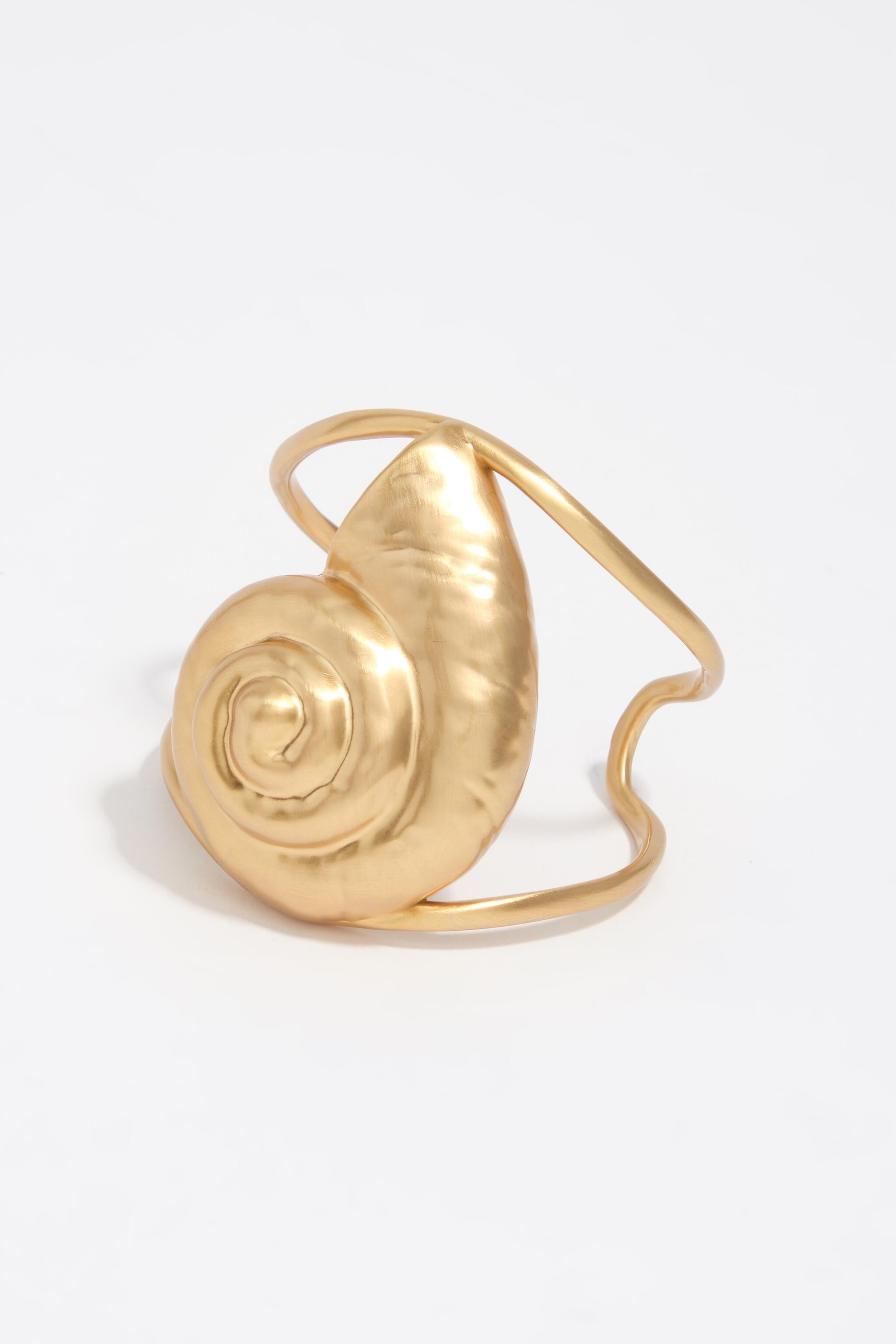 Aged gold seashell bracelet