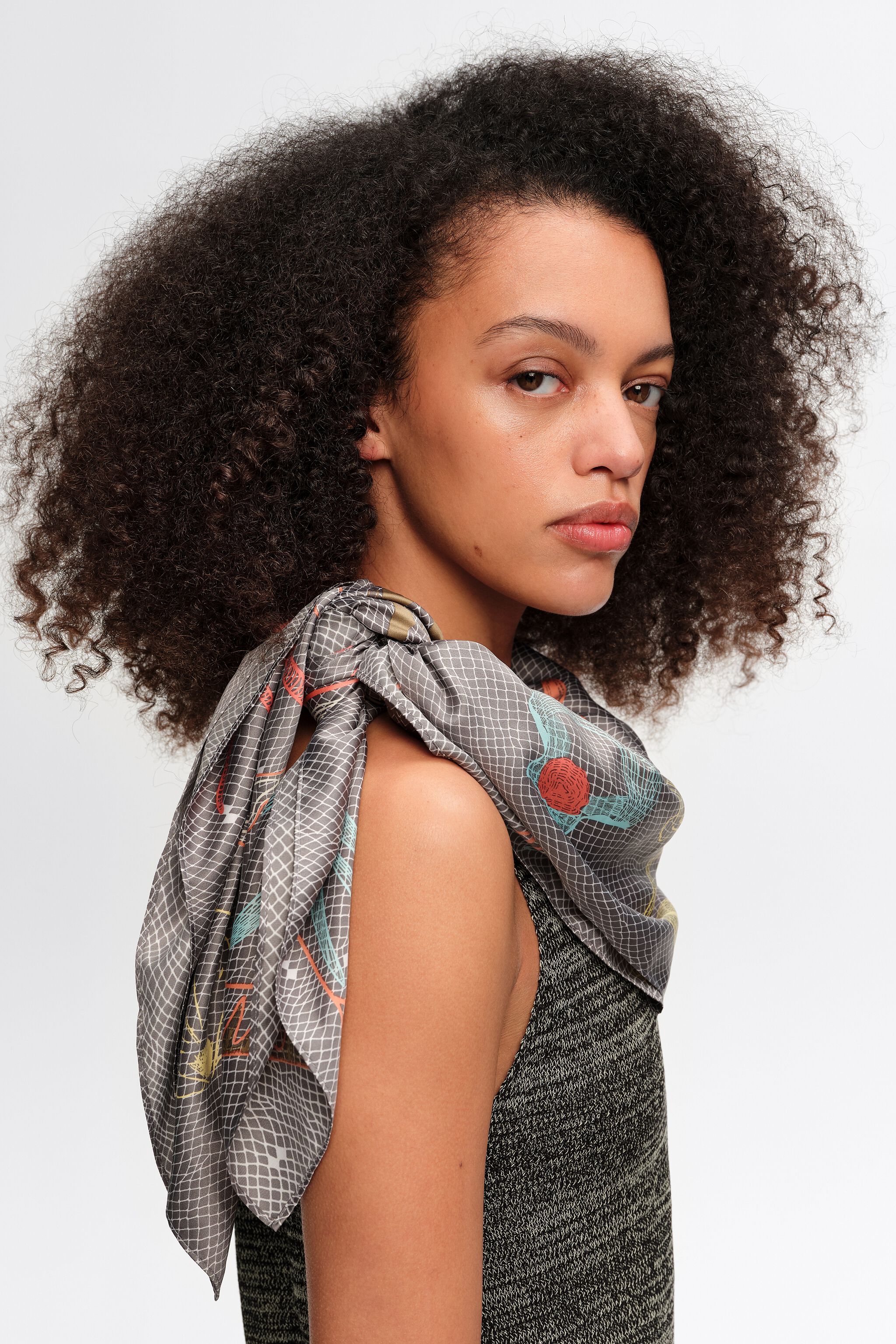 Anthracite scarf with nautical motifs