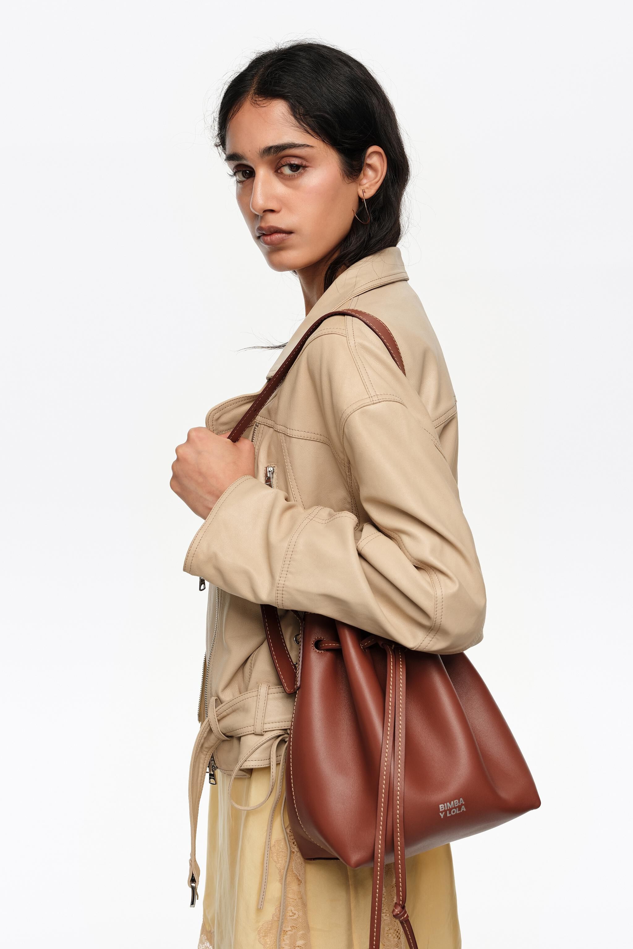 Large walnut leather Carlino bucket bag