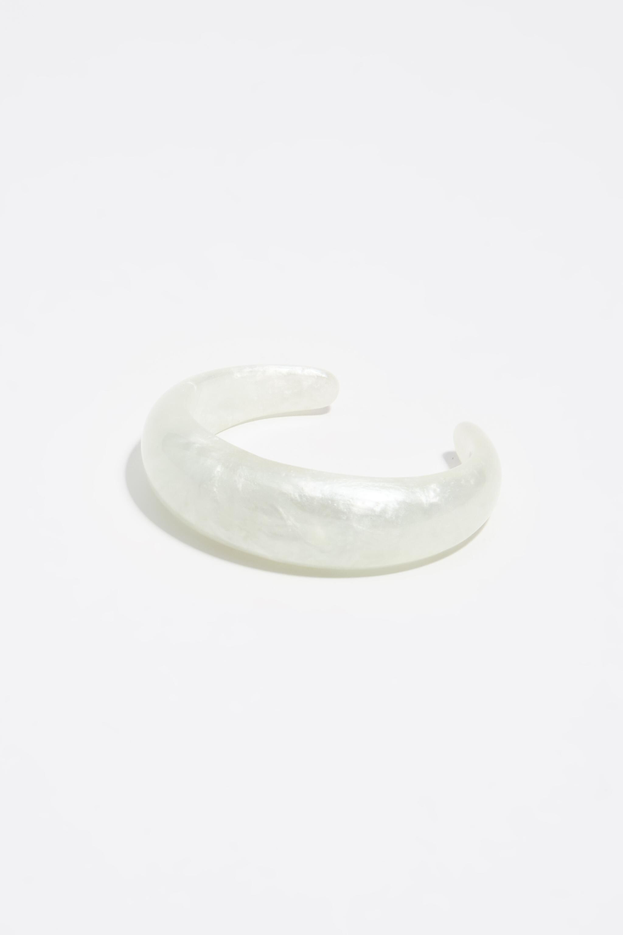 Mother-of-pearl effect resin bracelet