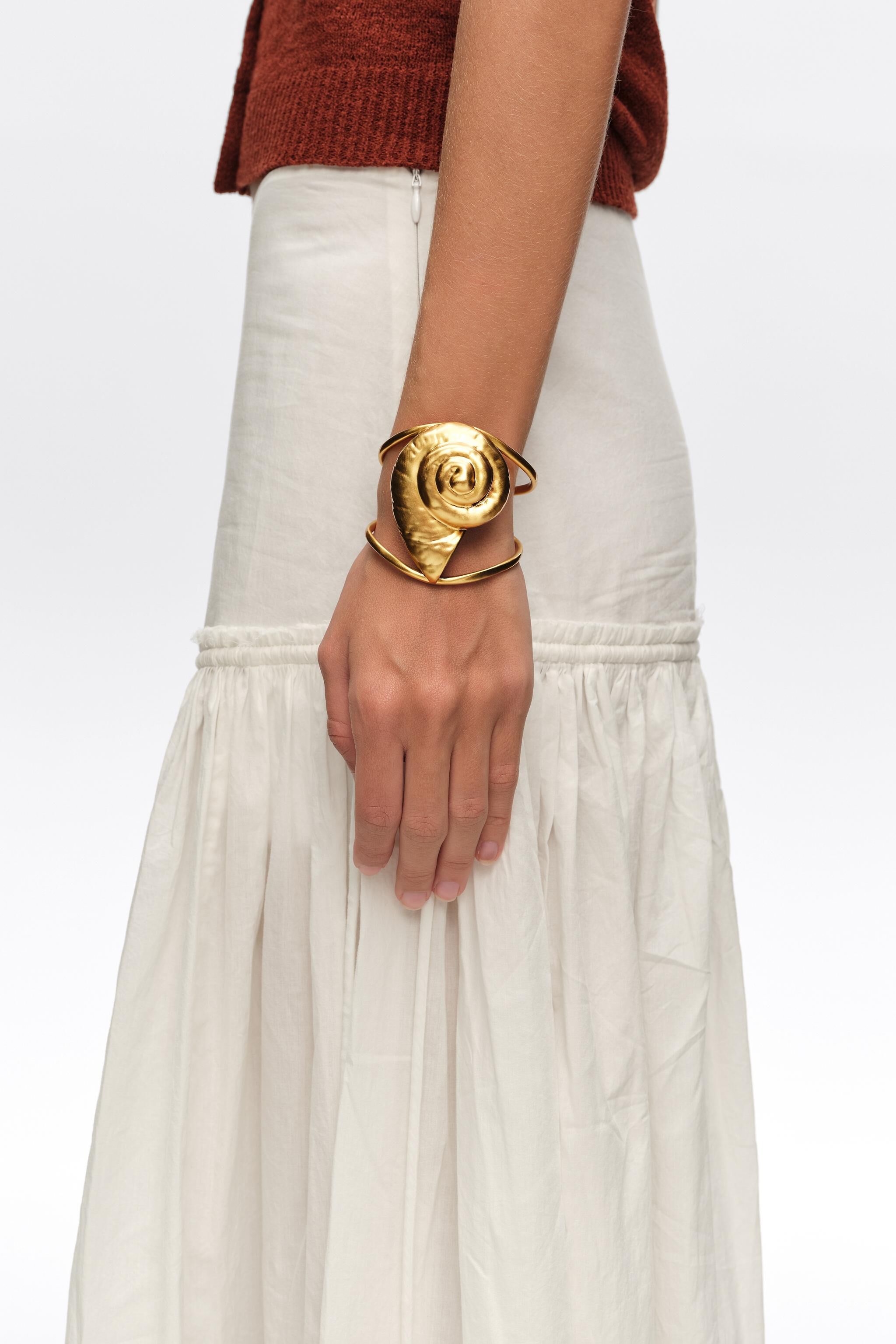 Aged gold seashell bracelet