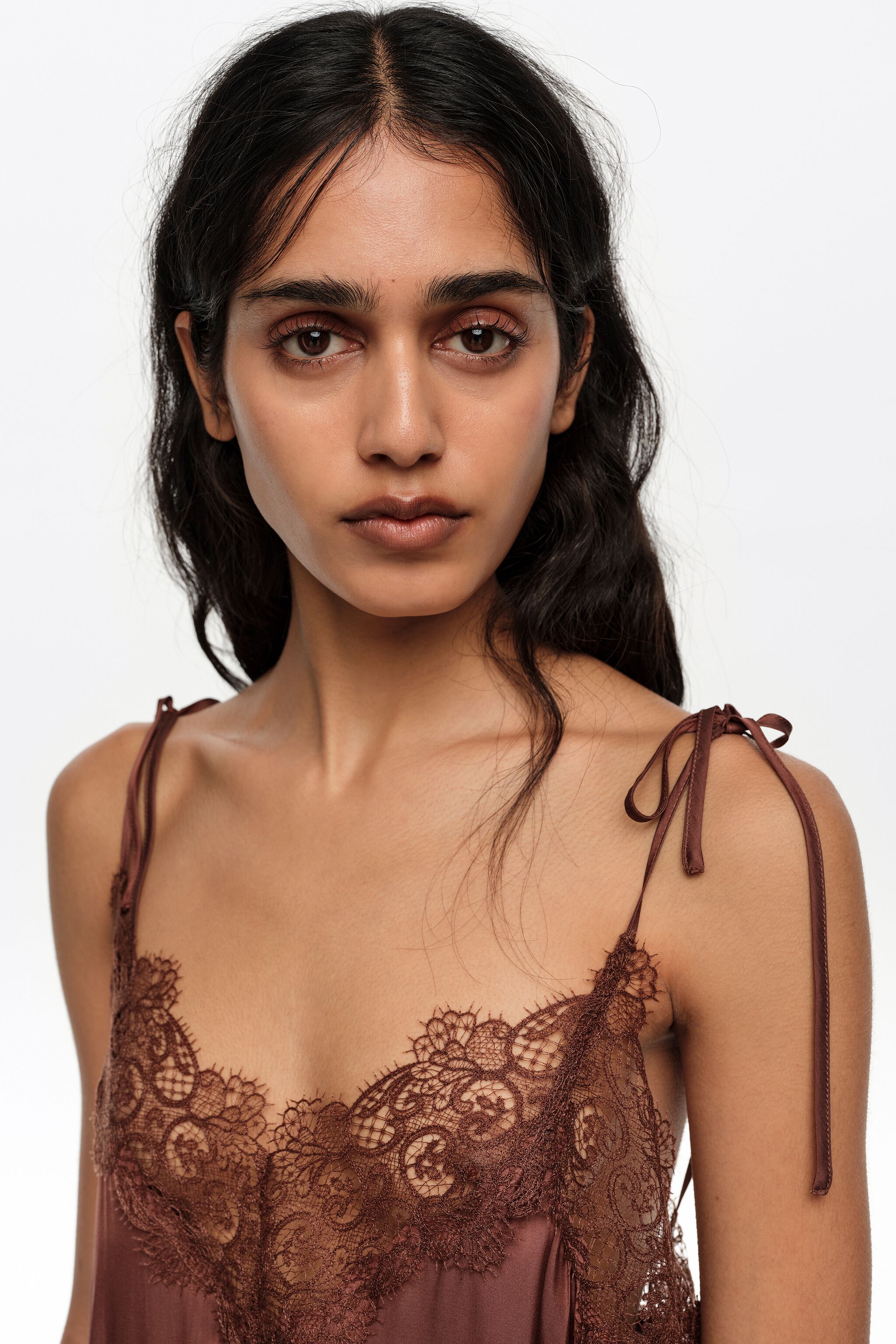 Brown lace fluid dress