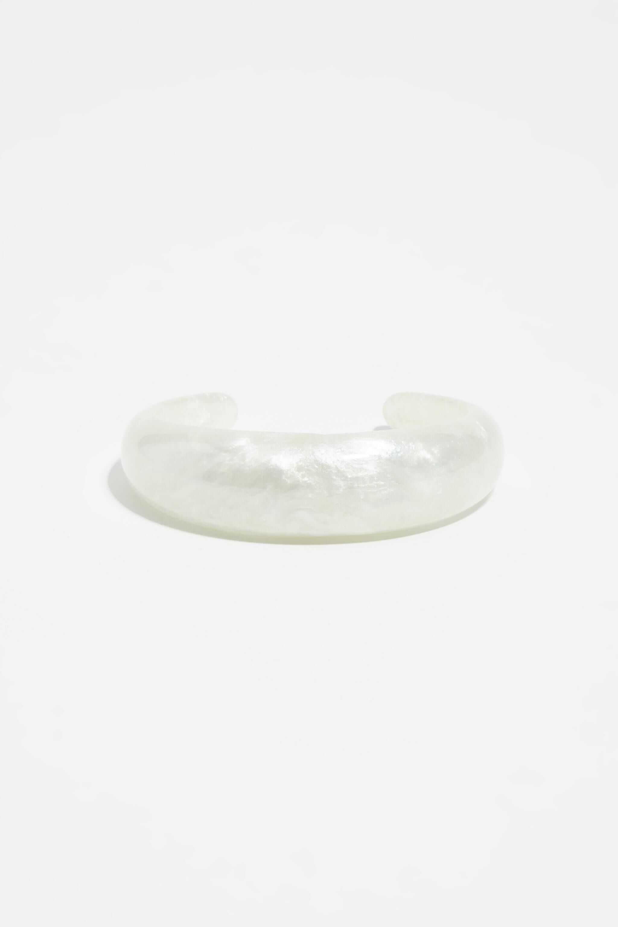 Mother-of-pearl effect resin bracelet