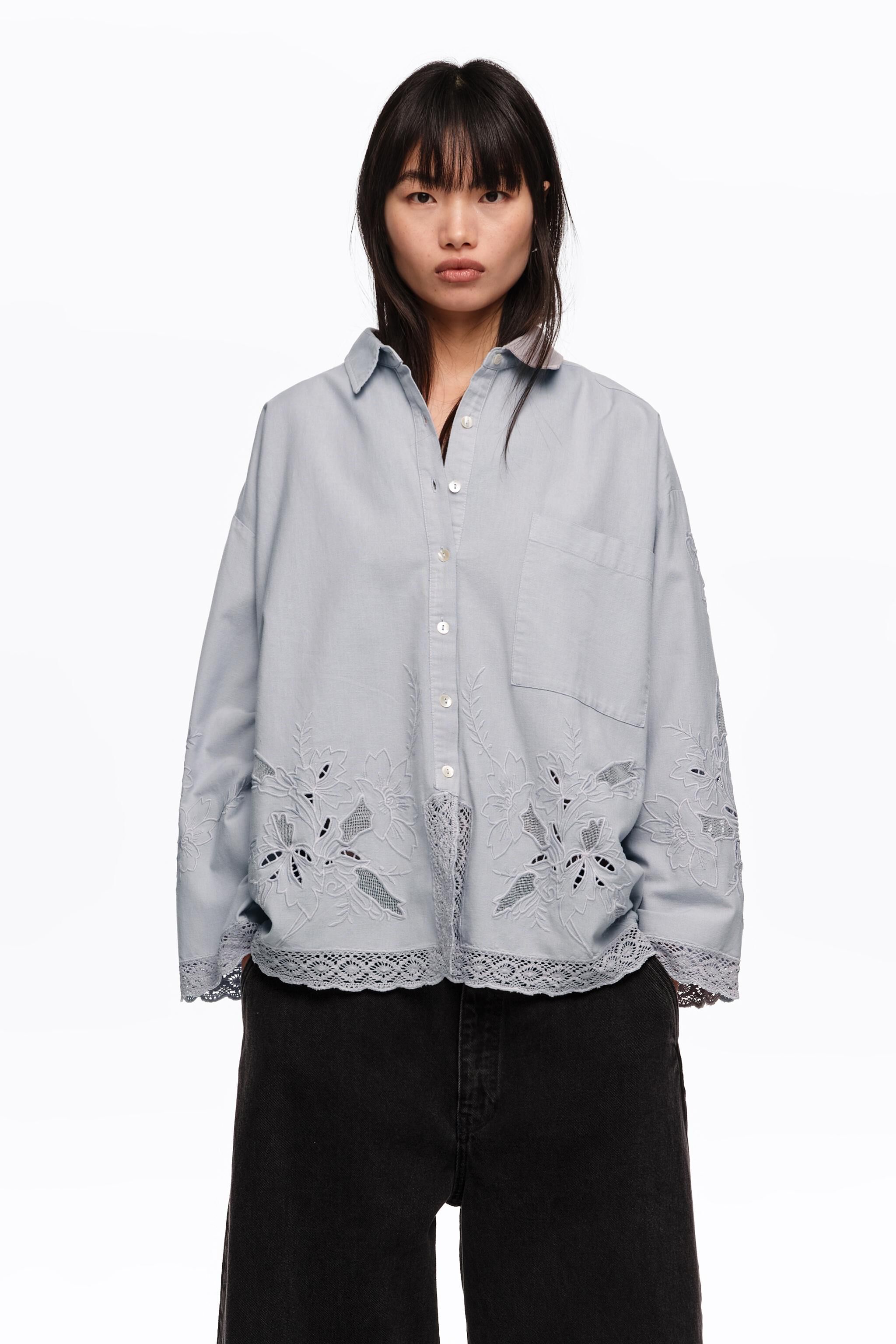 Straight-fit light blue shirt with embroidery
